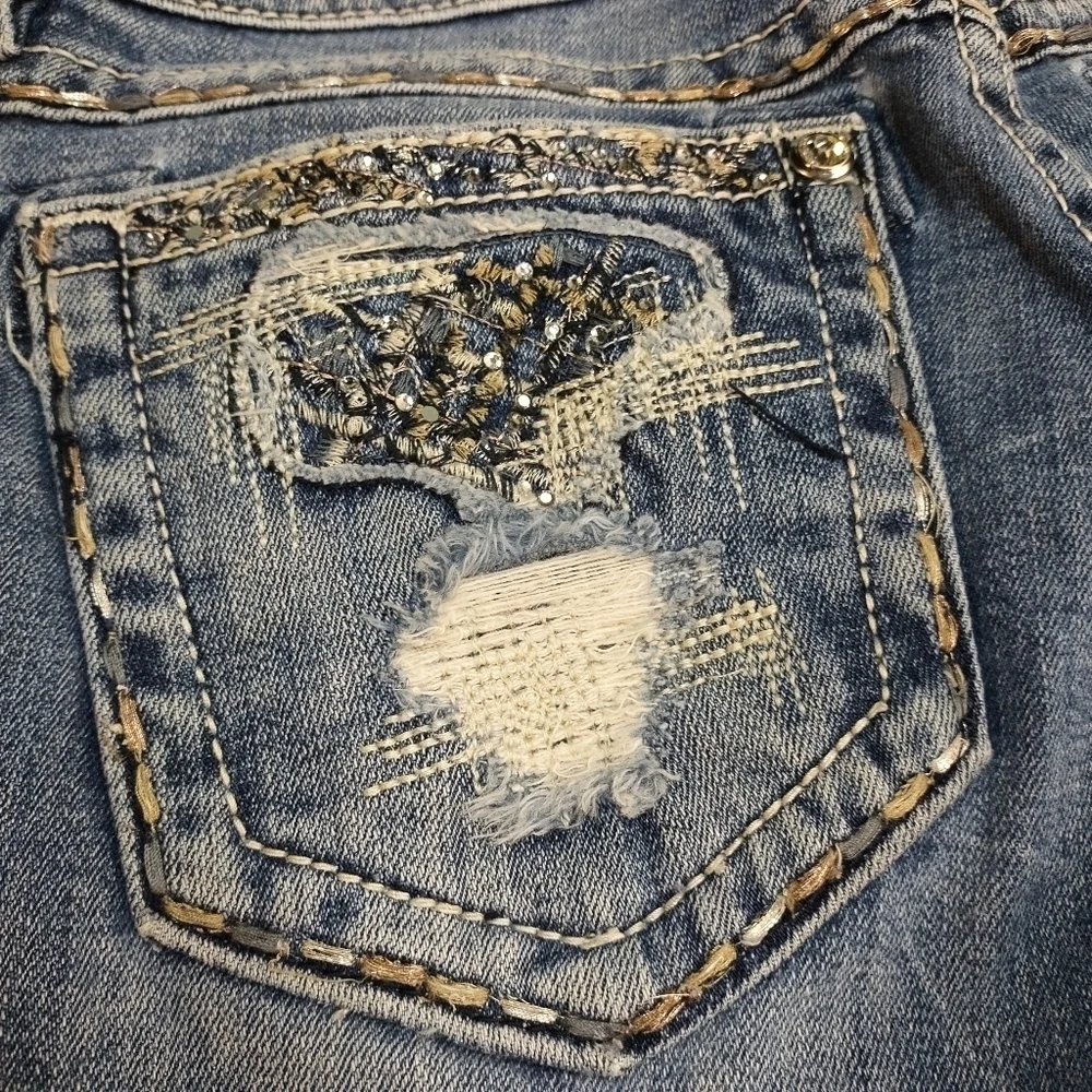 Miss Me Signature Women's Blue Crop Distressed Rhinestones Jeans Size 29